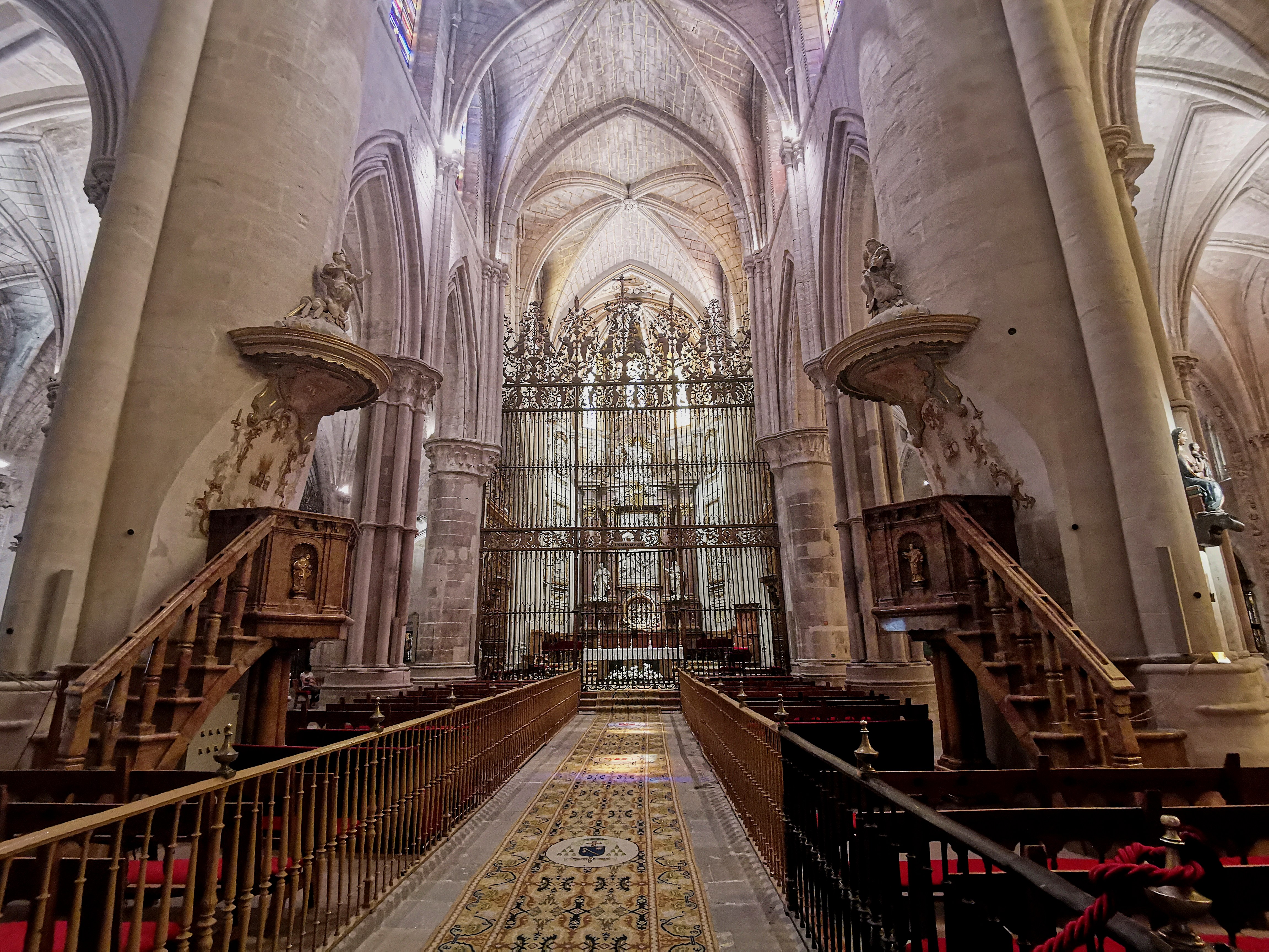 在西班牙基本每一座城市,都会拥有属于自己的大教堂,昆卡也不例外