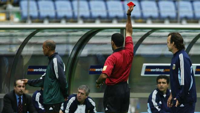 2010年世界杯段暄（百米10.07秒的足坛奇人！与马拉多纳激吻6分钟，惹怒妻子）