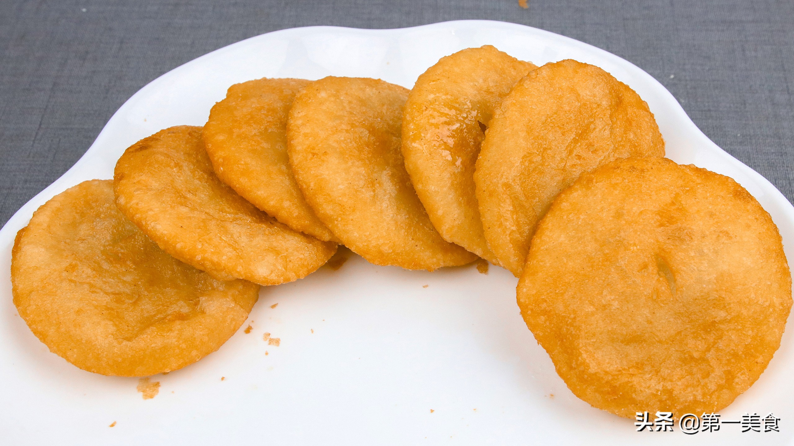 买不来糖糕可以在家炸，外皮酥脆掉渣，个个圆滚不破裂不露馅