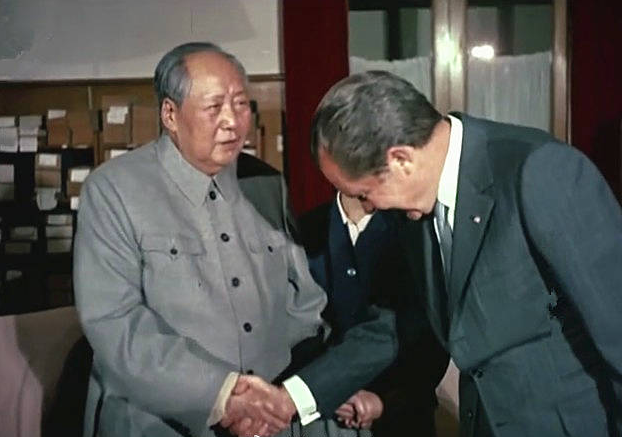 尼克松夫人对熊猫牌烟盒爱不释手，周总理坦言：我送你们两只真的
