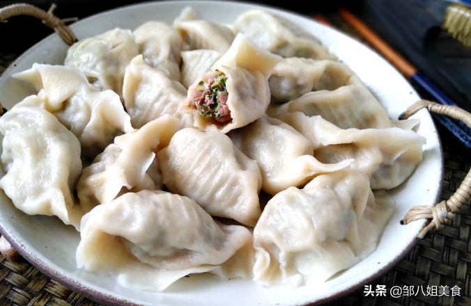 牛肉饺子馅的做法(做牛肉馅饺子，记住“2放3不放1窍门”，饺子鲜香多汁，不腥不柴)