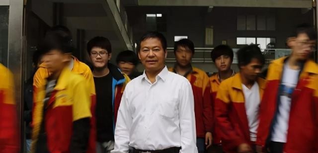 蓝翔校长将原配送进监狱，3个亲生女儿也不放过，结果被反杀