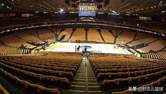 nba地板为什么是木地板(解密NBA地板有何讲究，多久换一次，用什么材质做成的？)