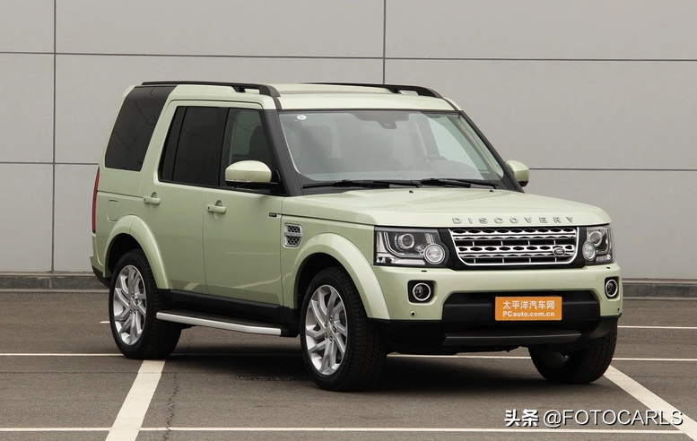 路虎发现四V6实拍，对标兰德酷路泽，售价102万，毛病一大堆？