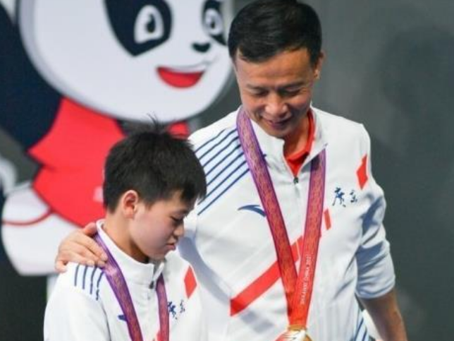 何威仪作“先进事迹”报告，剖析全红婵！红姐上新闻紧张到脚乱放