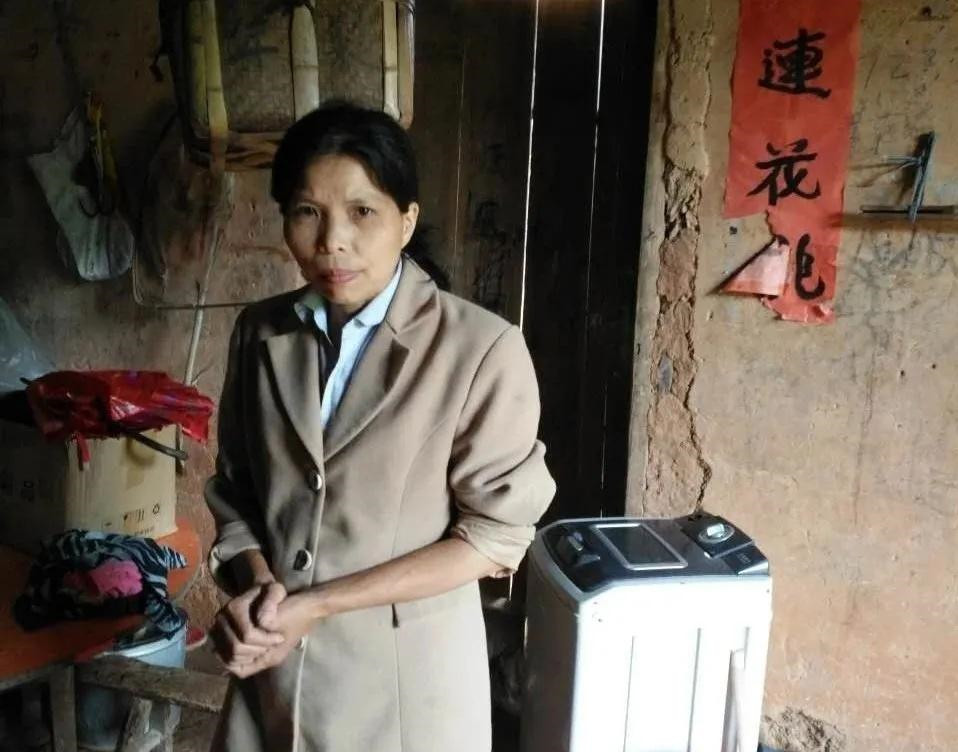 名校学霸伍继红：高考712分，二婚嫁光棍，连生五娃领低保，为啥