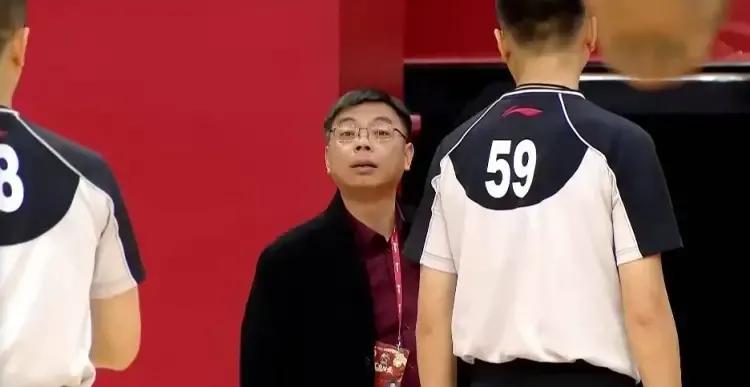 cba裁判为什么那么垃圾（方俊怒骂裁判，裁判威严尽损，为何CBA裁判如今成为众矢之的？）-趣拿体育