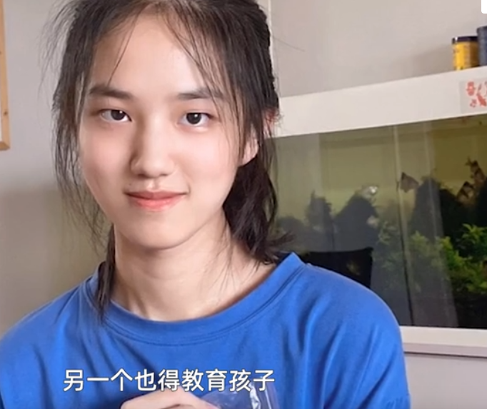 她高考被复旦录取，复习资料堆成“8米”书山，网友：复旦新校花