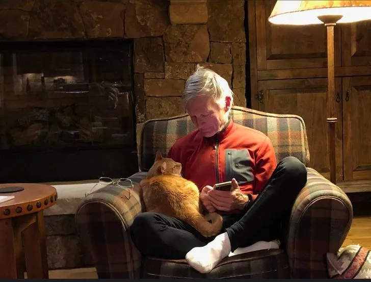 一组温暖可爱的图片：当男人养了猫，每天的画面是这样的