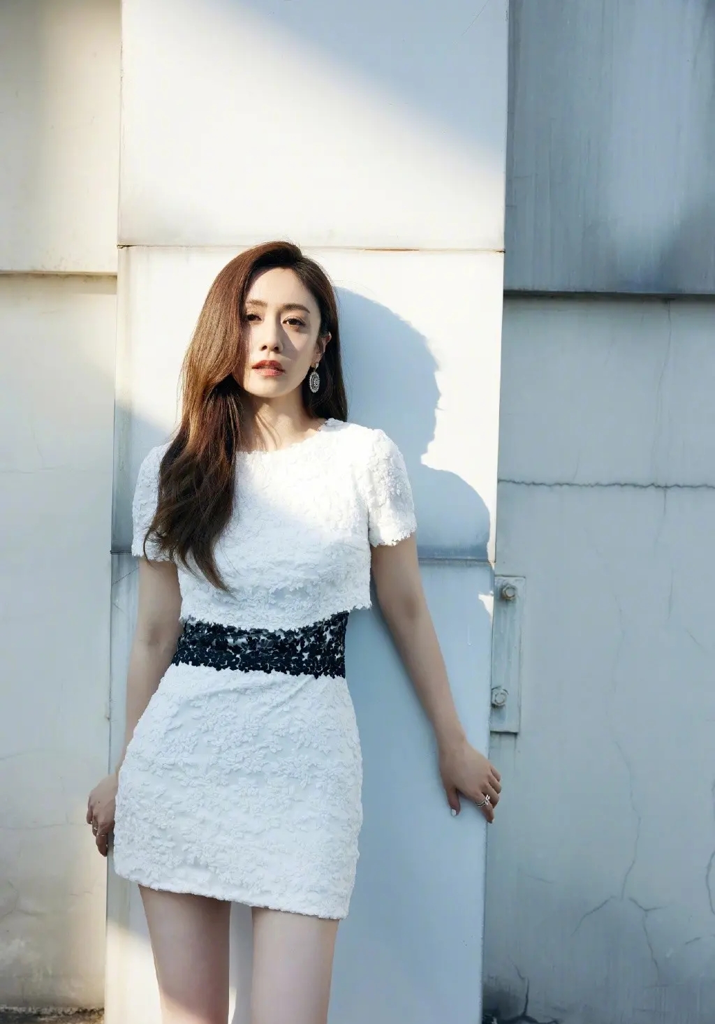 刘芸一家三口秀美照,妈妈穿红裙气质不输年轻人,爸爸演绎背影杀