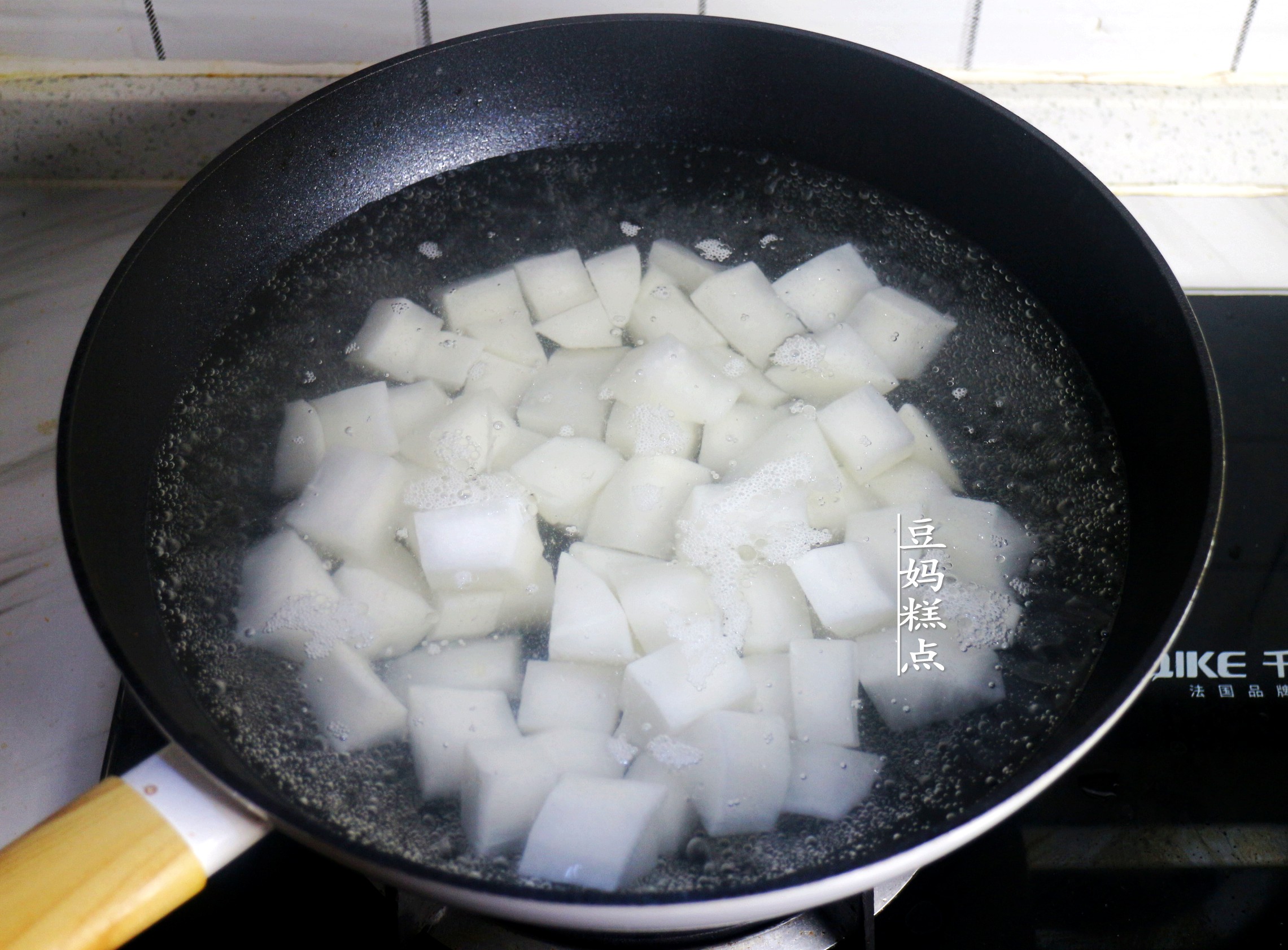 红烧萝卜怎么做好吃又简单（素菜馆里的招牌菜红烧萝卜）