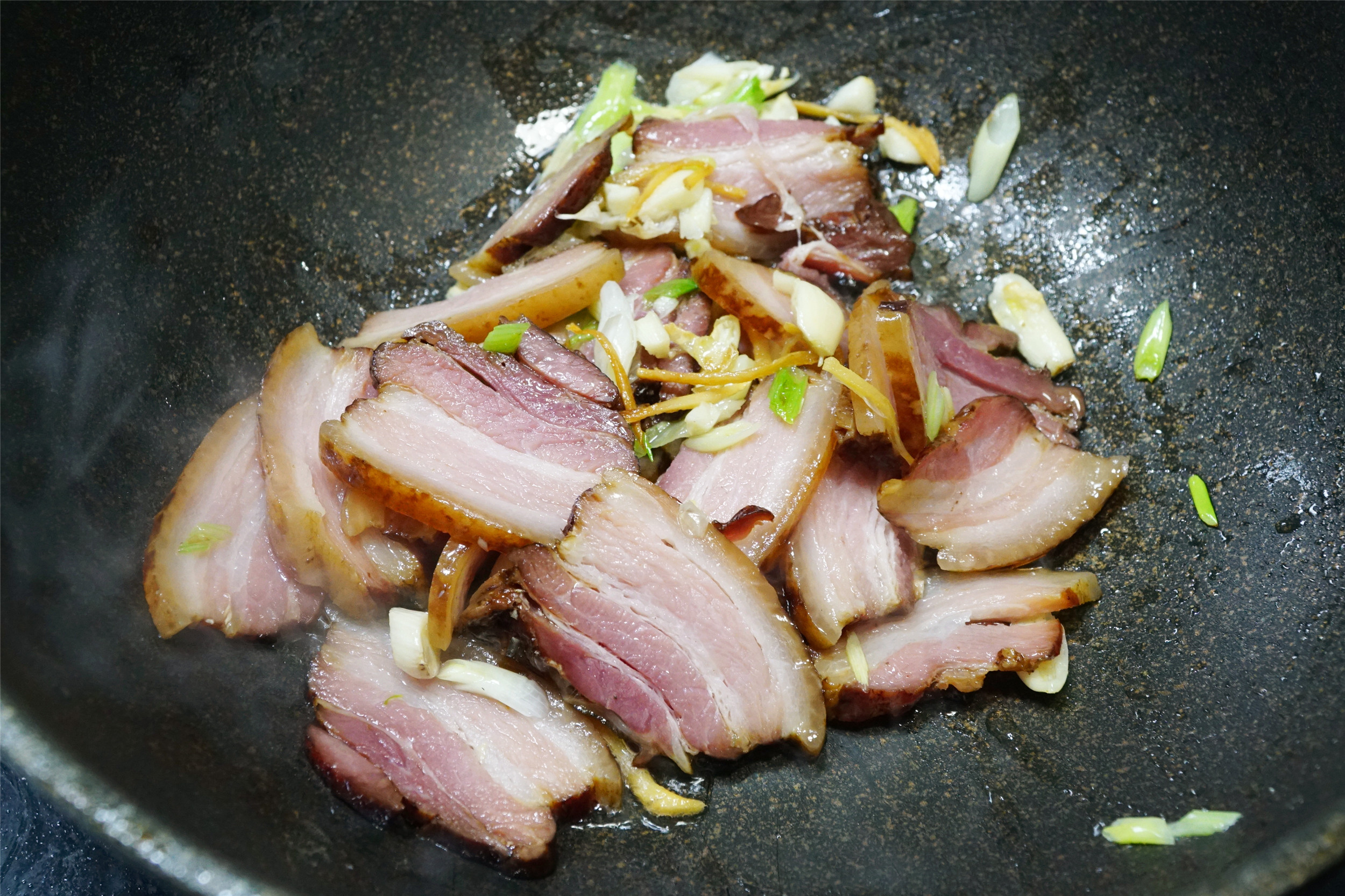 炒腊肉时，万不能直接炒，否则又咸又肥腻，教你正确吃法