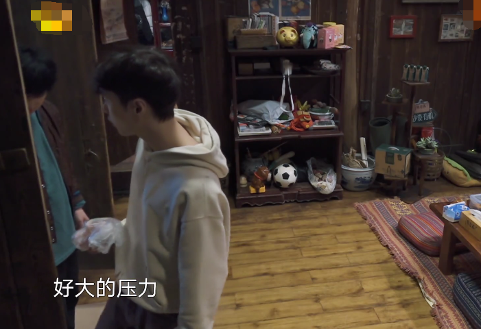 张艺兴做错菜自责，师父黄磊察觉他的情绪，随后做法暖到心里了