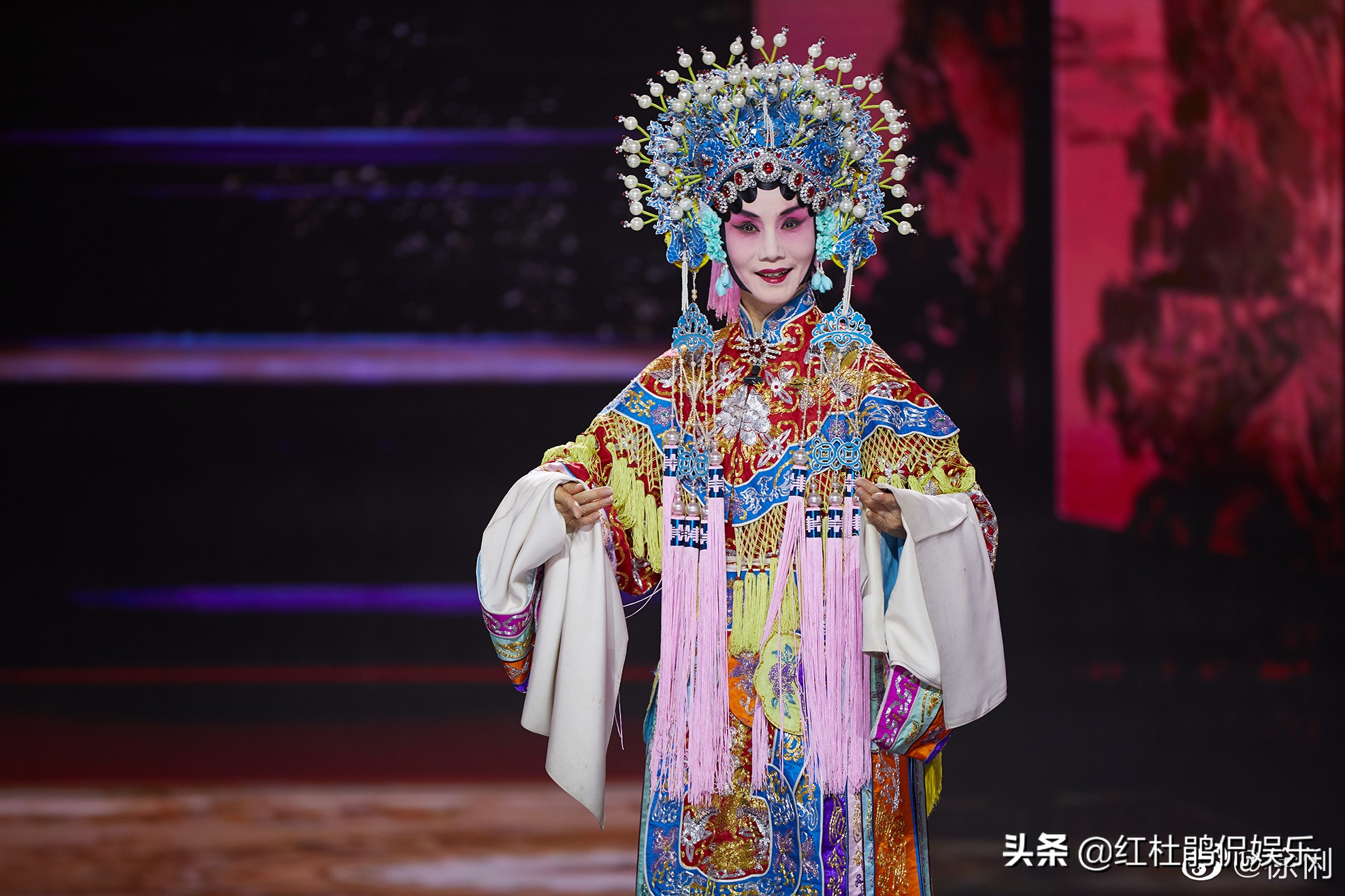 中央4臺今日關注主持人有哪些（17位央4新聞主播參加徐俐歡送會，素顏休閑裝的樣子依然很好看）