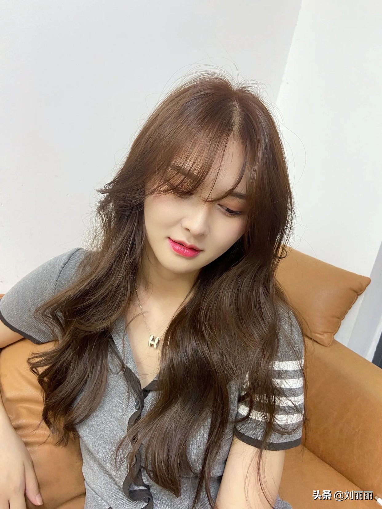 长发是大多数女性都比较钟爱的发型,也是最容易打造出女神范的.