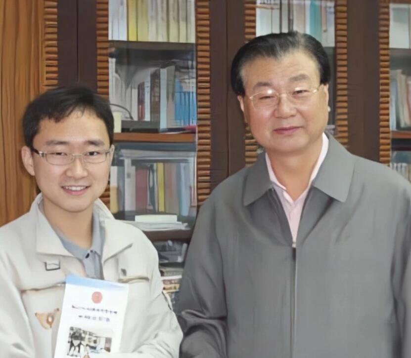 高考作文仅得6分，字体没人认识，985破格录取后，却把导师气走了