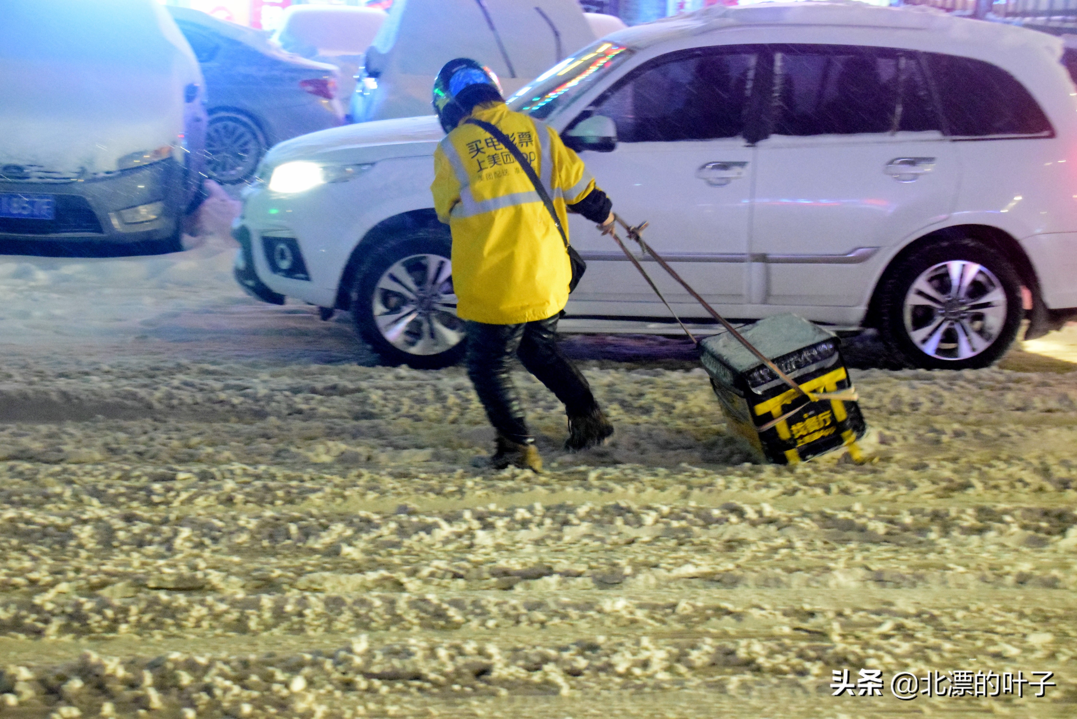 大雪之中，女士拖着箱子去送外卖，箱子坏了，恳请王兴不要扣她钱