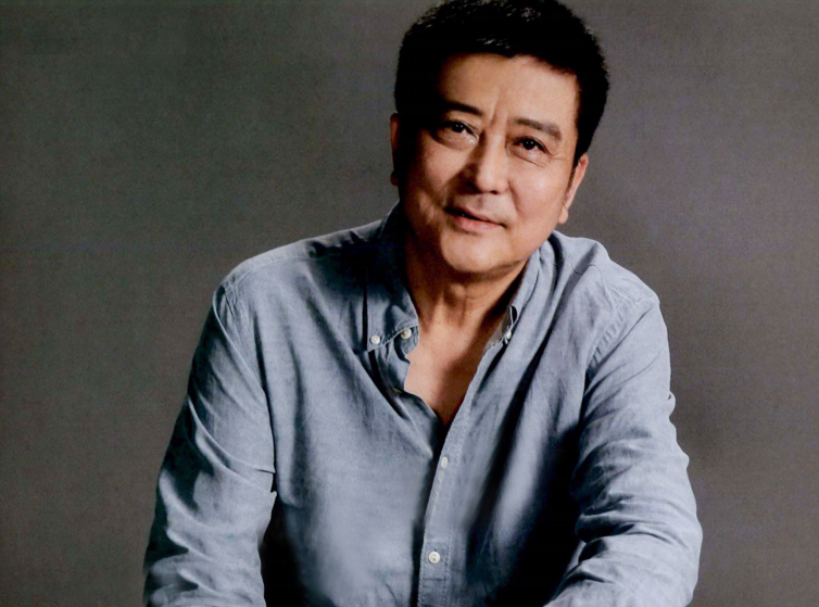 北影“男神”卢君：与女神陈肖依离婚30年后，年逾60今如何？