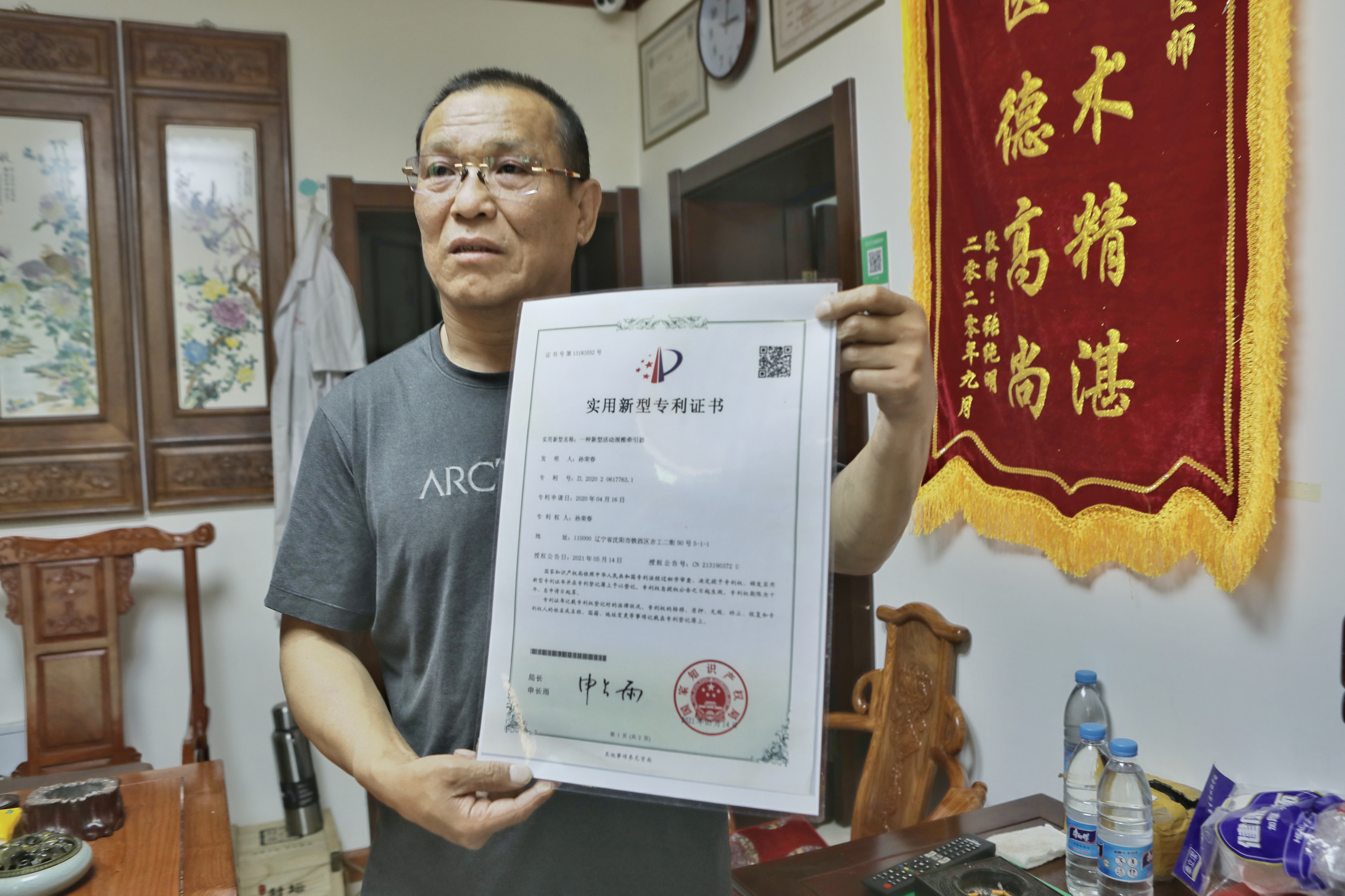 沈阳男子“吊颈健身治病”医生：危险，不可取