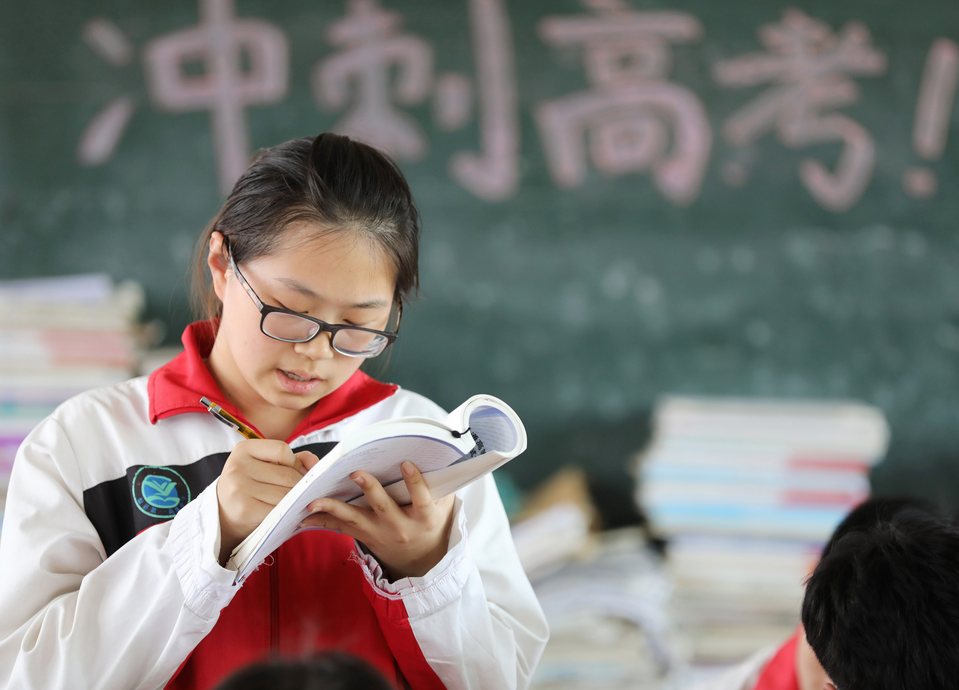 高考美女考场图片（高考女生因）