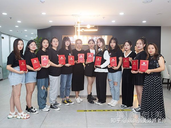 化妆培训学校专注于化妆师人才定制，实现入学即入职