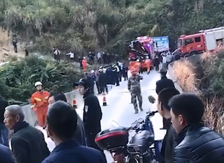 男子地铁猥亵女乘客，母亲下跪求谅解【三分钟法治新闻全知道】