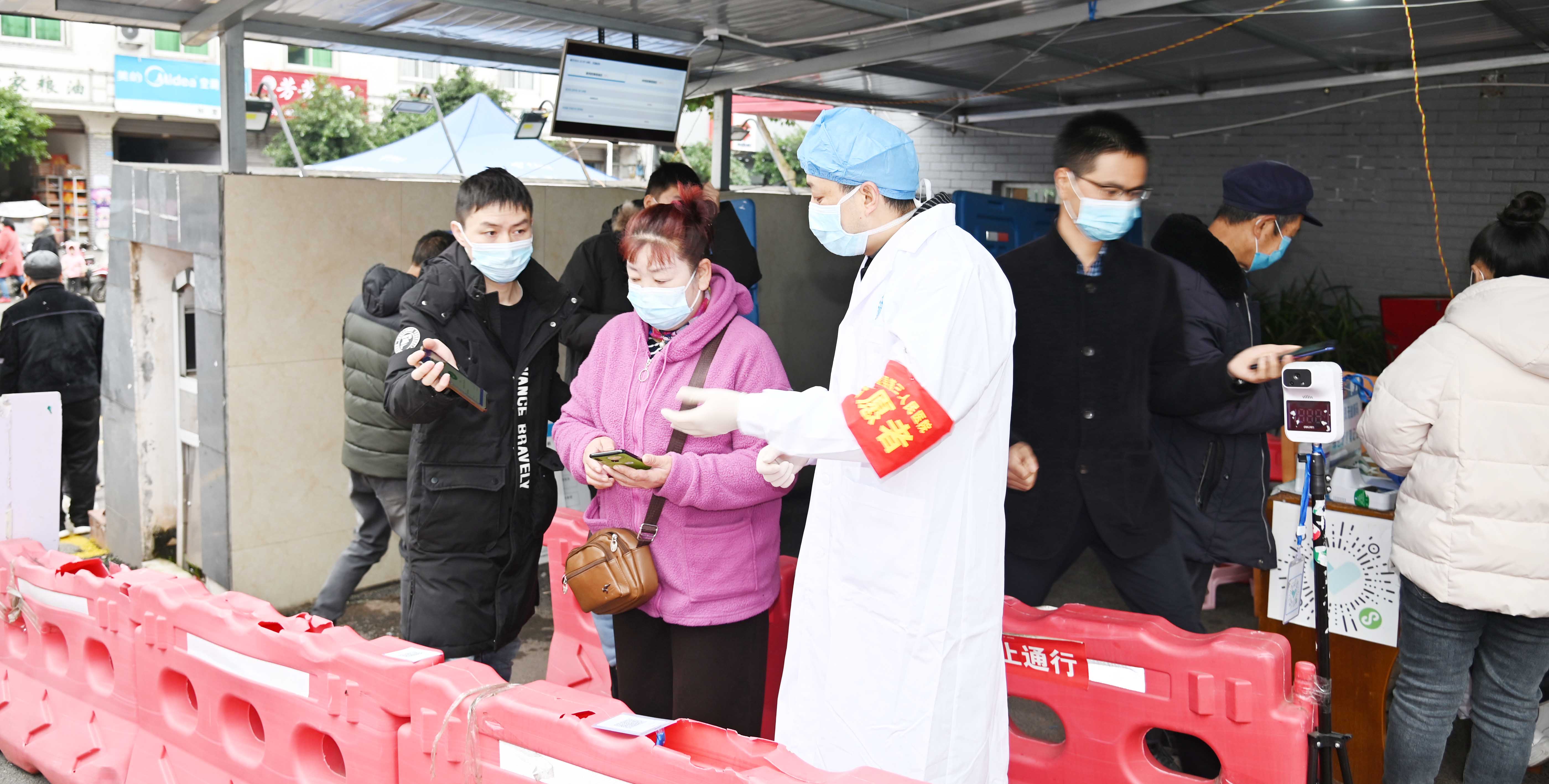 疫情不退，我们不撤——金堂三医院人的抗疫路