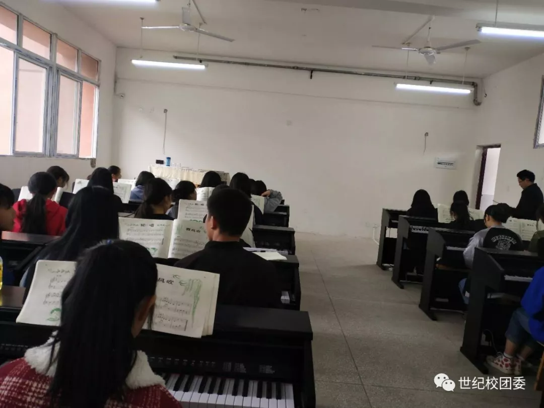 广安市世纪职业技术学校的刘萌怡同学以中职类全省第一名考入高校