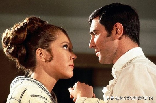 《阳光下的罪恶》女主角是邦女郎，男配是“查泰莱夫人的情人”