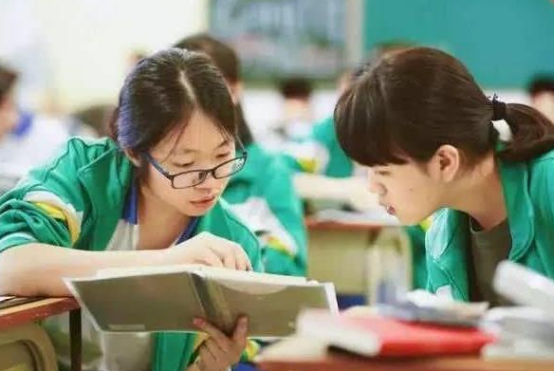 考生高考查分500分委屈落泪，200分就能上大专，我这么努力有何用