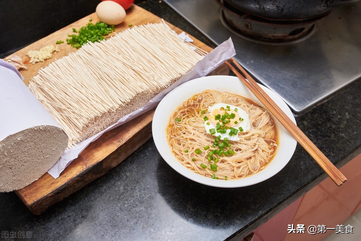 中国十大经典面条排行榜：从北京炸酱面到兰州拉面的美味巡礼