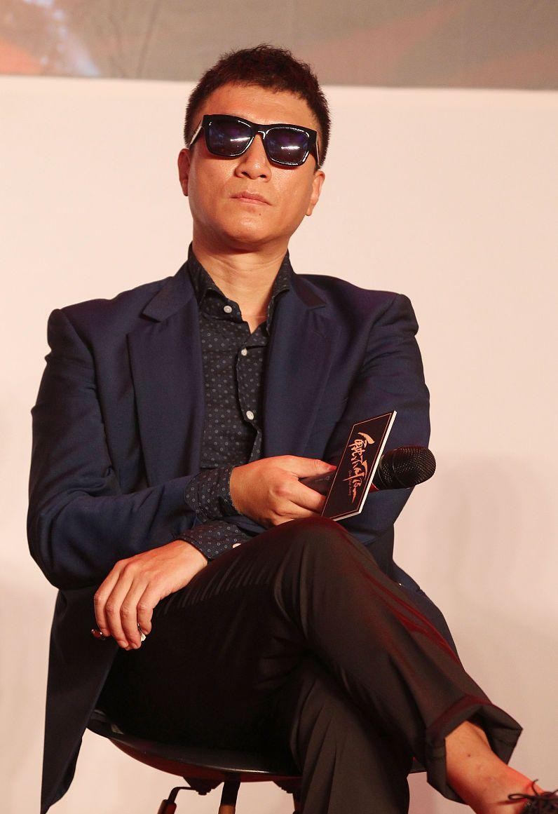 孙红雷戴上墨镜太有"大哥范儿",随便坐着都很霸气,太有型了