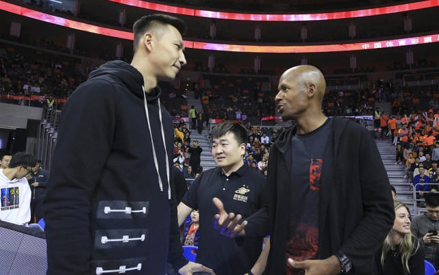 在手机哪里可以看篮球（易建联轮休也没闲着，竟在场下用手机看辽宁的比赛！）-趣拿体育