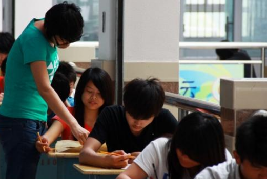 高考考生答题失误，请求“更换”答题卡遭无视，央求半小时也无用