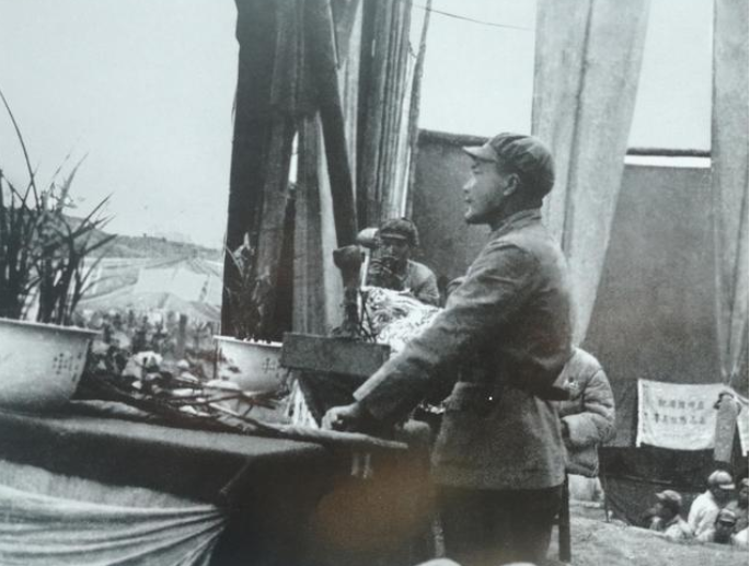 张国华开会，警卫来报说他女儿病重，张国华发火：凡事总有个轻重