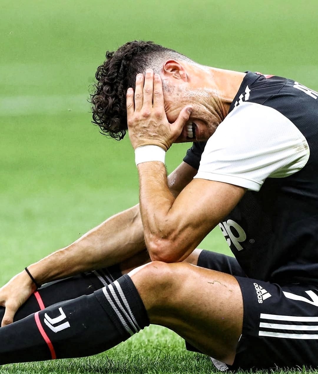 伊布仰天怒吼,c罗欲哭无泪,萨里叼着烟一脸懵逼)