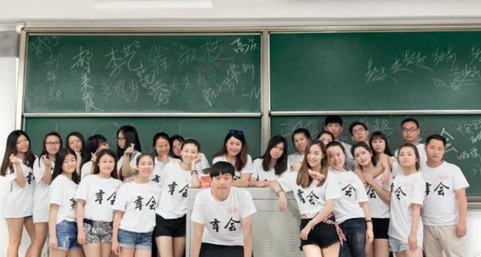 大学生拍“JK服”毕业照，满屏尽显青春洋溢，评论区却“炸开锅”