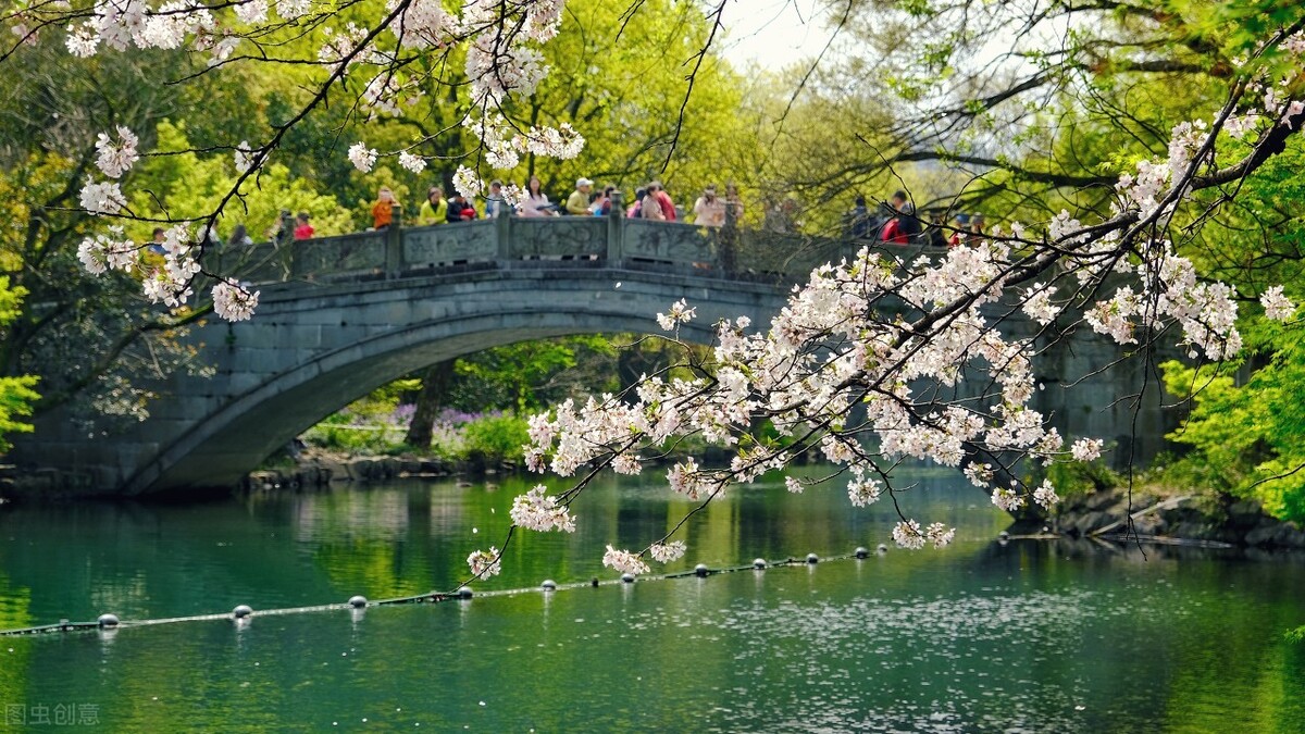 欧阳修《采桑子》轻舟短棹西湖好，赏析