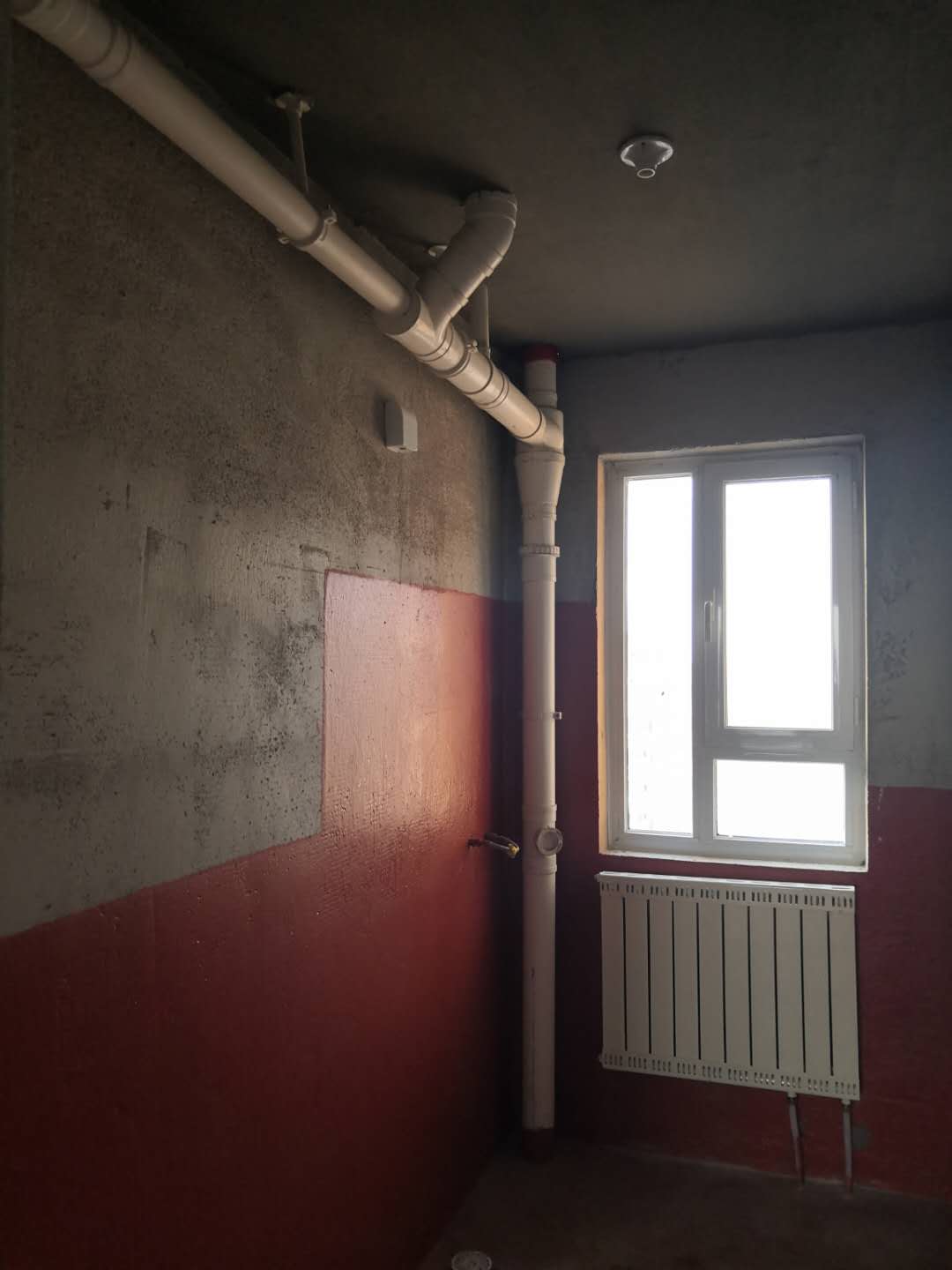 楼下邻居卫生间漏水上门找，设计师分享防水指南，告别漏水烦恼