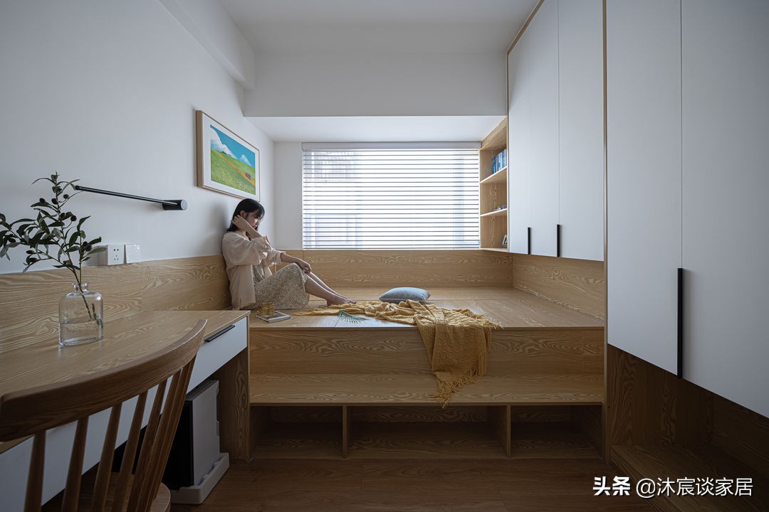 她的新家，自然舒适，灰色瓷砖配着大白墙，经典大方不易过时