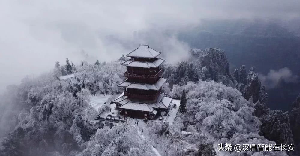 云烟归去，不染凡尘。冬日雪中，武林张家界