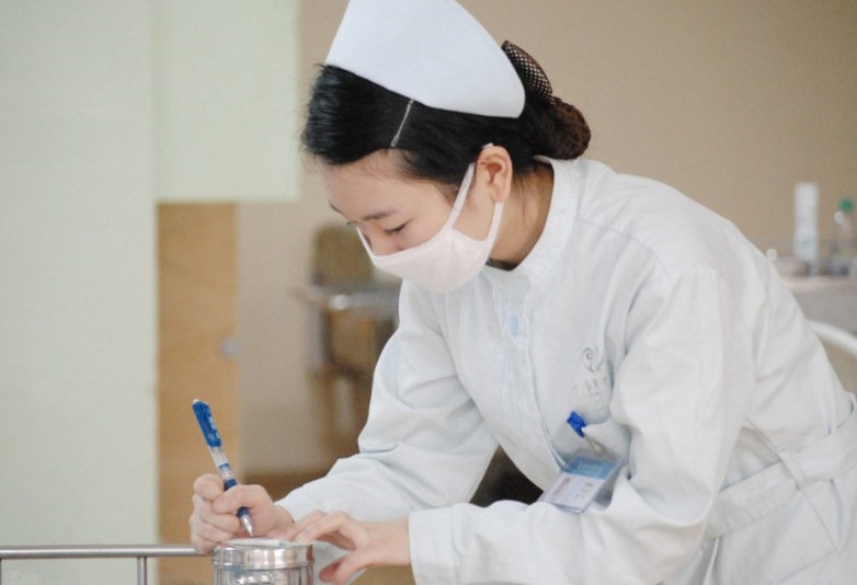 * 首页 * 按院校查询 院校排名* 排行榜 * 找大学* 分数线* 大学介绍 * 文章导航 * 公布100所中国医学院排名，前三你猜是哪三所？**参考人数：**2.5万**预计热度：**中等