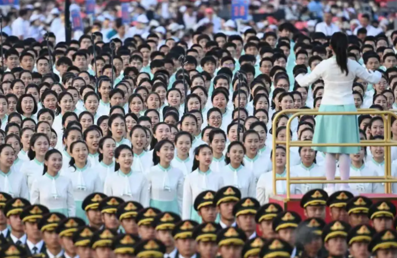 今天，这群大学生在天安门广场为党献上特别祝福！