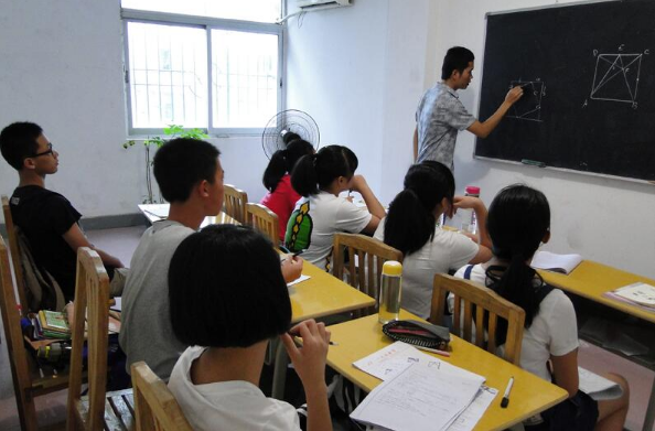 高工资私立教师能“有偿补课”，低工资公立教师却不能，公平吗？