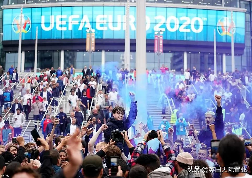 英格兰球迷泼啤酒世界杯(英格兰赢球了！来看看英国人那些画风清奇的庆祝方式（图）)