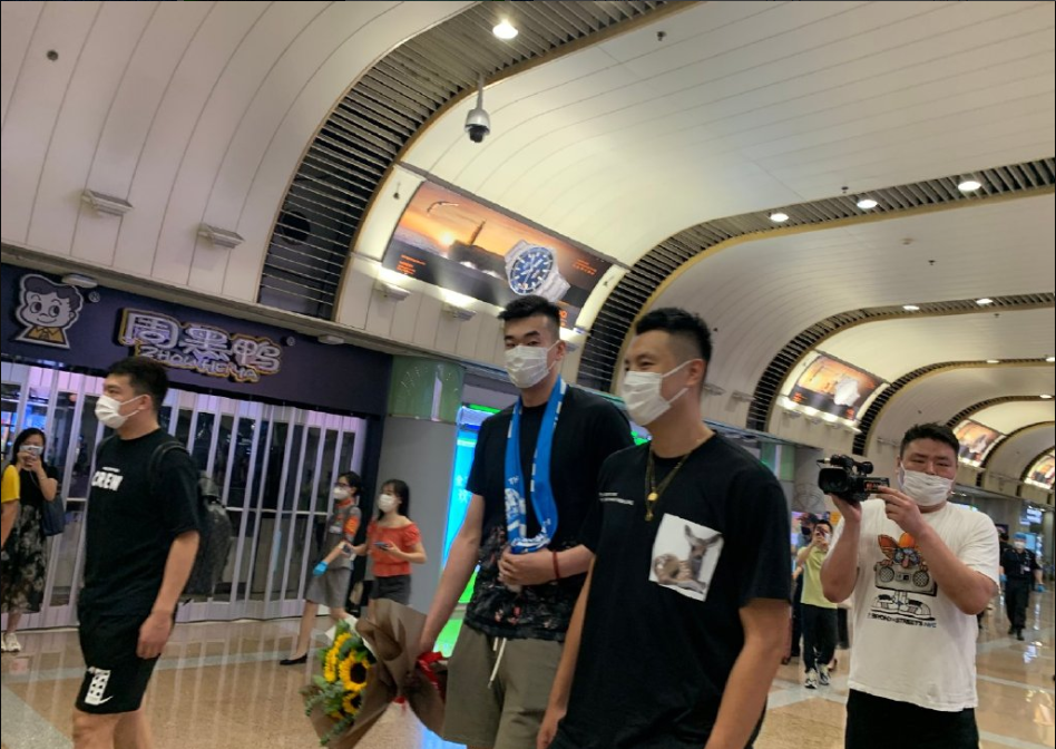 朱八为什么不参加nba选秀(一夜3消息：朱八再放大招 李慕豪投奔北京谈目标 记者硬刚西王)