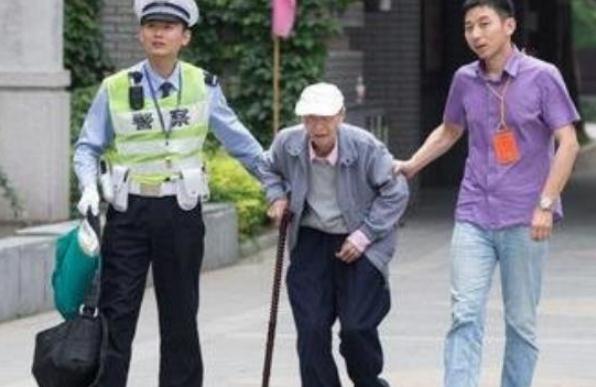 84岁大爷自学参加高考，估分630四处分享，网友：喝啥酒估出来的