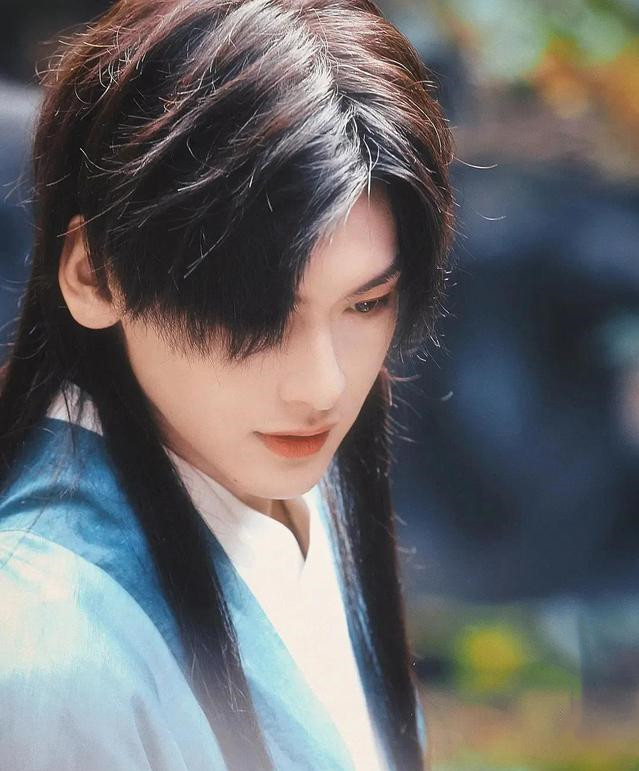 R1SE解散后，翟潇闻进组《天官赐福》，他会成为下一个顶流吗？