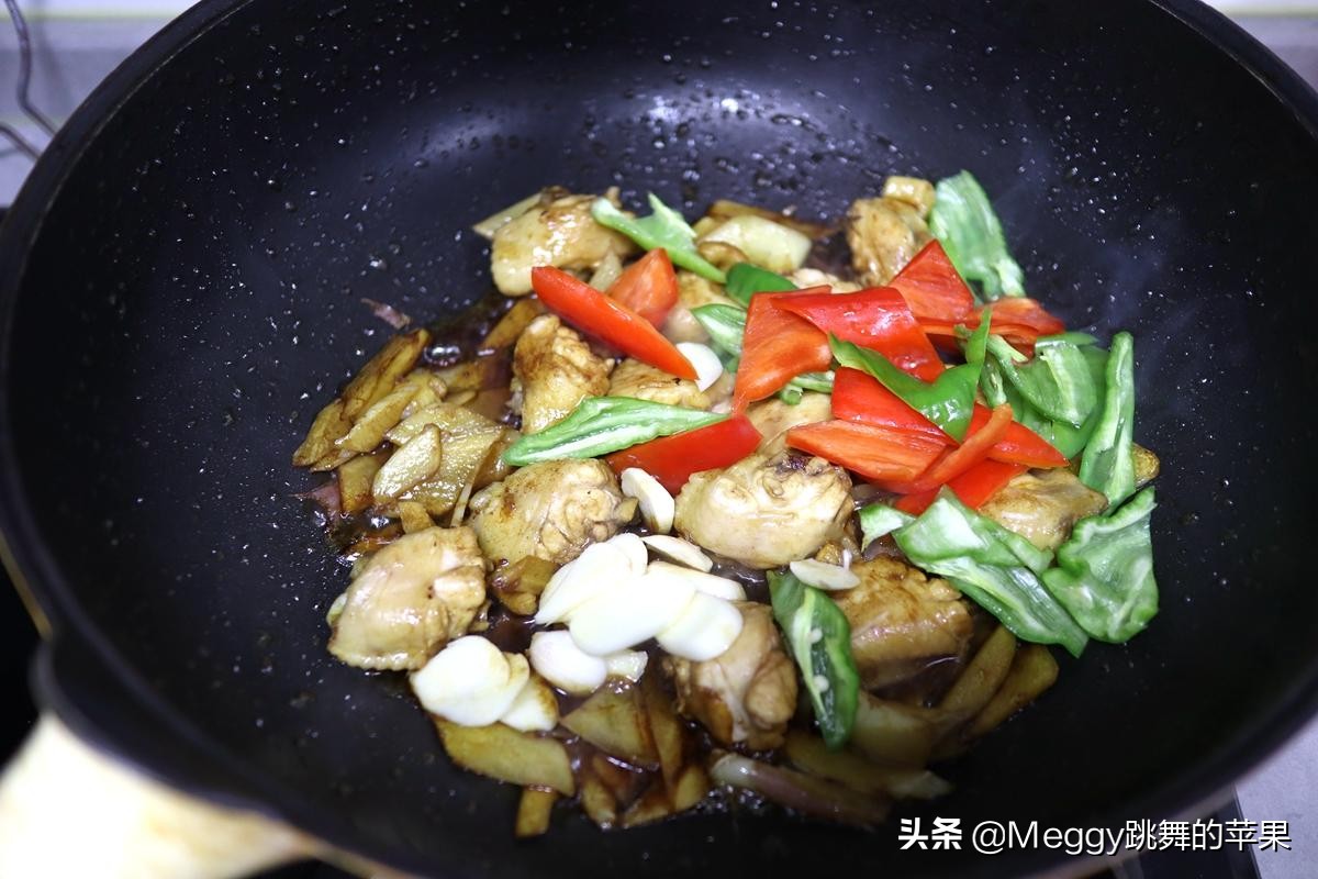 突破传统的鸡翅做法，爆炒出锅滑又嫩，去腥不用酒，只用这一味料