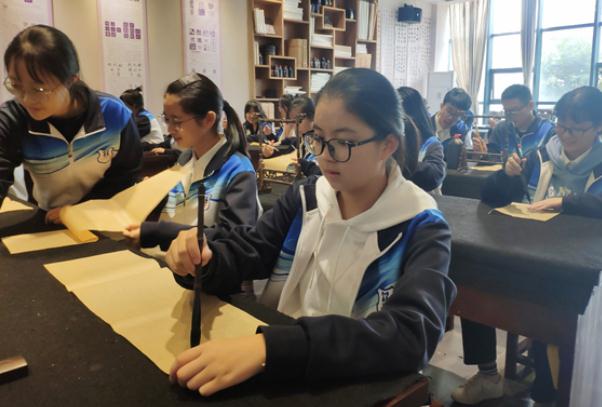 高中生“蚂蚁爬”字体火了，老师看后头皮发麻，如何破解成难题